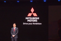 三菱自動車の益子 修CEOが登壇。新たなブランドメッセージ「Drive your Ambition」を紹介した。