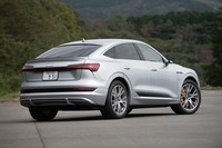 駆動方式は前後輪をそれぞれ独立したモーターで駆動する4WD=クワトロ。システム総合で最高出力408PSと最大トルク664N・mを発生する。