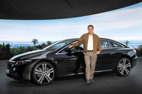 2021年4月に“デジタルワールドプレミア”された上級BEV「EQS」とワグナー氏。