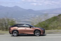 ボディーのスリーサイズは全長×全幅×全高=4805×1895×1635mm。全長に対して高さが控えめなため伸びやかなスタイリングだ。