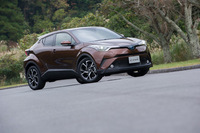 トヨタ久々のコンパクトSUV「C-HR」。車名は「Compact High Rider」ならびに「Cross Hatch Run-about」の頭文字をとったもの。