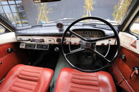 およそ半世紀前の個体とは思えない、きれいな状態の保たれたインテリア。「クラシックガレージ」の阿部氏いわく、入庫時から「シートも新車みたい」な状態だったという。