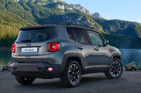 同じジープのコンパクトSUVでも、「レネゲード」(写真)は全体のスタイル、ディテールともに遊び心が全開。日本のように、ジープに強烈な個性を求めるマーケットでは、「アベンジャー」はちょっと地味かもしれない。