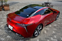 2012年に発表されたコンセプトカー「LF-LC」をモチーフに開発された「LC500」。今回のテスト車“Sパッケージ”は、CFRP(炭素繊維強化樹脂)製のルーフも外観上の特徴となっている。