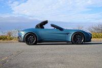 ソフトトップはトノカバーの下ではなくヘッドレストの後方にZ字型に折りたたんで格納される。