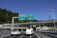 再び分岐の表示が。せめて車線がどう分かれるのか表示しておいてほしい。