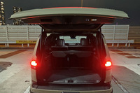 テールゲートはガラス面のみの開閉も可能。荷室容量は後席使用時が1063リッター、後席を格納すると最大で2225リッターに拡大できる。「GX550“バージョンL”」は3列シートの7人乗りだが、「GX550“オーバートレイル+”」は2列シートの5人乗りとなる。