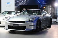 こちらは最終型となる2025MYの「プレミアムエディションT-spec」。エンジンの最高出力は570PSに達し、価格は2035万円に。ただし、それでもあっという間に完売となった。