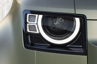 「ディフェンダー」のヘッドランプ。丸い部分が点灯しない(ただのシルバーメッキ)仕様も存在する。