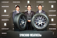 「ダンロップ・シンクロウェザー」と、写真向かって左から住友ゴムの田中 進執行役員、山本 悟代表取締役社長、河瀬二朗執行役員。