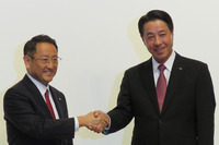 2017年8月に行われた資本業務提携に関する記者会見にて、握手を交わすトヨタ自動車の豊田章男社長(左)と、マツダの小飼雅道社長(右、当時)。「EV C.A. Spirit」の設立は、この翌月に発表された。