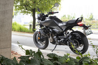 ロングツーリング性能を高めるべく、ボディーサイズも従来型よりひとまわり拡大。このように新型「スヴァルトピレン401」は、より親しみやすいキャラクターを獲得しながら、デザインや走りについては端々でオリジナリティーを感じさせるバイクとなっていた。