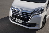 フロントまわりにはメッキパーツをふんだんに使用。押し出し感では「アルファード/ヴェルファイア」に負けていないが、こちらのほうがどこか上品だ。