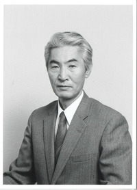 「スバル360」の開発を主導した技術者の百瀬晋六(1919-1997)。モノコックボディーの積極的な採用など、彼の自動車の設計には、航空技術者だった頃の経験が遺憾なく発揮されていた。