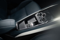 シフトセレクターは「D」「N」「R」のプッシュボタン式。ボタンの並びは現行の「A110」と同じだ。