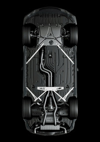 フロアにおいてはブレースが追加または強化され、車体の剛性アップが図られている。写真に見られる排気系のレイアウトが、大幅なパワーアップが実現できた要因だろうと多田さんは語る。