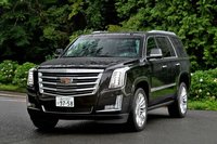 キャデラック・エスカレード プラチナム
ボディーサイズ:全長×全幅×全高=5195×2065×1910mm/ホイールベース:2950mm/車重:2670kg/駆動方式:4WD/エンジン:6.2リッターV8 OHV 16バルブ/トランスミッション:8段AT/最高出力:426ps/5600rpm/最大トルク:623Nm/4100rpm/タイヤ:(前)285/45R22 (後)285/45R22/価格:1360万円