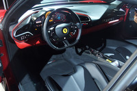 「296GTB」のコックピット。メーターは全面が液晶パネルとなり、新コンセプトのフルデジタルインターフェースが採用されている。