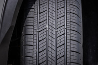 シンプルなパターンと小さめのブロックが並ぶ「アシュアランス マックスガードSUV」のトレッド面。ブロックに角度をつけることでタイヤが路面をたたくときの音を抑える一方、両側に設けた細い「ノイズ低減リブ」が溝で発生する“気柱共鳴音”の広がりを減らす。