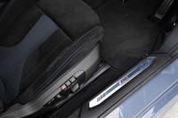 前席の乗り込み口には「M」ロゴのドアシルプレートが輝く。シートレイアウトのメモリー機能(運転席のみ)や電動調節機構は13万円のオプション。