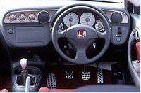 「ダイナミック フィッティング コクピット」をテーマにしたインテリア。360mmのmomo製革巻き小径ステアリングホイール、Recaro製バケットシート、アルミシフトノブなどがわかる。