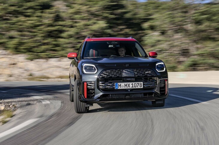 スポーツモデル「ジョンクーパーワークス カントリーマン」の駆動方式は4WD。0-100km/hの加速タイムは5.4秒と公表される。