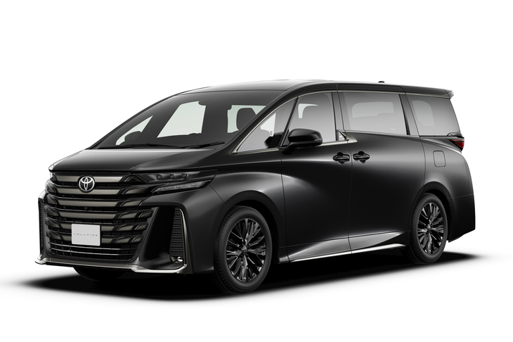 現状のラインナップで、もっともオーナーカーとしての特色が濃い「ヴェルファイアZプレミア」。外装にも黒メッキの金属装飾が施され、より“ちょいワル”感を前面に押し出したものとなっている。