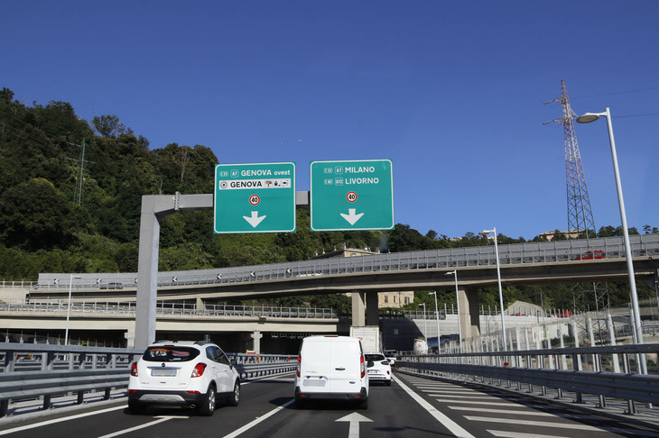 再び分岐の表示が。せめて車線がどう分かれるのか表示しておいてほしい。