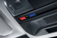 ルーフに備わるSOSコールのスイッチ。スバルでは衝突安全・予防安全に加え、コネクテッド機能を用いた事故発生時の通報速度向上、通報情報の正確化なども通し、交通事故による死者ゼロを目指している。