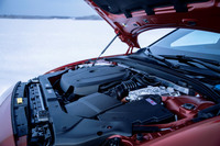 「T8 Twin Engine」に搭載される2リッターの過給機付き直4エンジン。配布された欧州仕様のスペックシートでは、最高出力は303psとされていたが、日本仕様のカタログでは318psとなっている。最大トルクの発生回転域も違うので、仕様がいささか異なるのかもしれない。