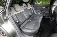 背もたれが倒れる構造のため、前席と比べると後席のサポートは少しフラット。しかしグレーの濃淡でツートンにした表皮はシトロエンらしいオシャレな雰囲気だ。