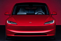 正面から見るとご覧のとおり。カウルが低くタンブルが立っているので、キャビンがやたらとデカく見えるのだ。