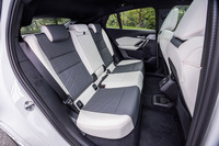 スタイリッシュなクーペスタイルを採用するため、斜め後ろや後方がやや見にくいものの、後席には大人が座っても余裕のあるスペースが広がる。