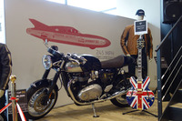 店内には所狭しとトライアンフのオールラインナップが展示される。写真はトライアンフ東京でしか購入できない「スラクストンTOKYO LIMITED EDITION」で、限定5台のみ。