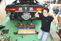 キダスペシャル代表の岡田ピーと筆者の愛車「フェラーリ348GTS」。依頼した特注マフラーを製作中だ。