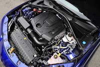 2リッター直4直噴ターボエンジンをフロントミドに搭載。最高出力200PS、最大トルク330N・mのスペックは従来型にあたる素の「ジュリア」と変わらない。