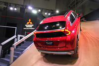 三菱ブースで、斜面に展示された新型「エクリプス クロス」のコンセプトモデル。