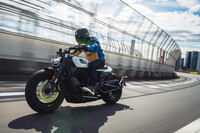 エンジンモードは「SPORT」「ROAD」「RAIN」の3種類。カスタマイズも可能で、「A」「B」と2つのモードを記録できる。