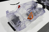 「HIGH PERFORMANCE X version II」に施された補強の模型。量産車では燃料タンクによって骨格が分断されているのだが、タンク位置を上方に移動して補強ブレースを配置し、力の流れを改善している。これを含め、レースカーの製作・改良で得た知見は、次世代シャシーの開発に活用されるという。