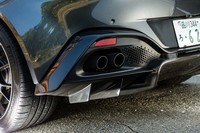 マフラーエンドは左右2本ずつの4本出し。その周囲に配されるカーボン製のリアディフューザーはオプション。