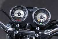 今となっては懐かしい、2眼式のメーター。速度計の下部には小さなインフォメーションディスプレイが装備されているが、燃料計などの機能は備わっていない。