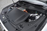 ボンネットを開けた様子。黒いケース内に容量60リッターのスペースが用意されており、交流200Vの普通充電用ケーブルが収納できるようになっている。