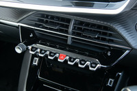 センタークラスターに横一列に配されたスイッチ類。操作系では、空調の操作がタッチパネルでしかできない点がやや気になった。