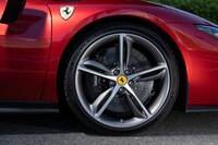 タイヤサイズは前が245/35ZR20 、後ろが305/35ZR20。標準仕様には「ミシュラン・パイロットスポーツ4 S」が、サーキット走行向けの「アセットフィオラーノパッケージ」装着車には「パイロットスポーツ カップ2 R」が装着される。