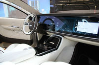 サンダーパワーのSUVのインテリア。ダッシュボード全面をディスプレイが覆う。ほかの多くのスタートアップ同様、狙うはラグジュアリーEV市場だ。