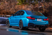 「M5コンペティション」のボディーサイズは全長×全幅×全高=4990×1905×1475mm、ホイールベースは2980mm。車重は1940kgと発表されている。