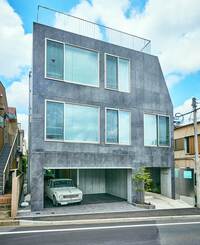 エントランスに手間暇をかけて職人が加工したステンレスを用いるなど、日本ビルディング経営企画は、丁寧にデザインされた物件を提案することで知られる。