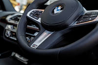 「M」のロゴが入ったスポーティーなデザインのステアリングホイールを装備。スポーク左部分にACC関連のスイッチが集中しており、直観的に操作が可能だ。