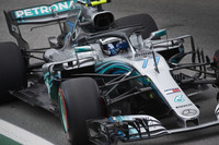 今季19戦して優勝なし、2位は7回と、なかなかポディウムの頂点に立てないでいたメルセデスのバルテリ・ボッタス(写真)。タイトルを争うチームメイトのハミルトンに勝利を譲った第16戦ロシアGPは記憶に新しいところだが、そのほかにも第2戦バーレーンGP、第3戦中国GP、第4戦アゼルバイジャンGPなど、特にシーズン序盤には惜しくも敗れたレースも多かった。メルセデスのコンストラクターズチャンピオン5連覇に向けても、また来季を見据えた自身のためにも、残り2戦で奮起したいところだったが、ブラジルでは予選3番手からスタートで2位に上がるも、その後は厳しいレースを強いられることに。ペースが上げられず、タイヤを2回交換して結果5位。終盤に記録したファステストラップの数も、今年7回目となった。(Photo=Mercedes)