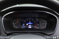 メーターパネルは7インチのカラー液晶。選択したドライブモードによりイルミネーションカラーが変化する。